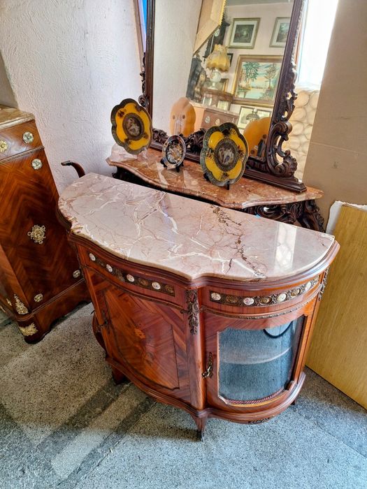 Бароково витринно шкафче