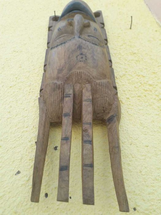 Masca africana din lemn sculptata manual