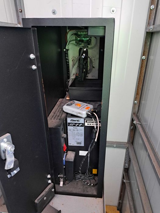 Машина за жетони/разваляне на банкноти