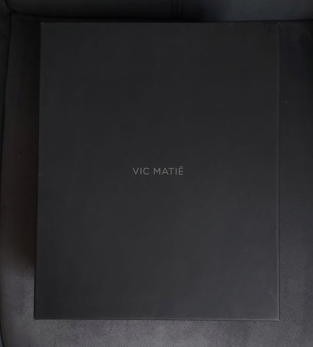 Vic matie - Noi - Cu eticheta