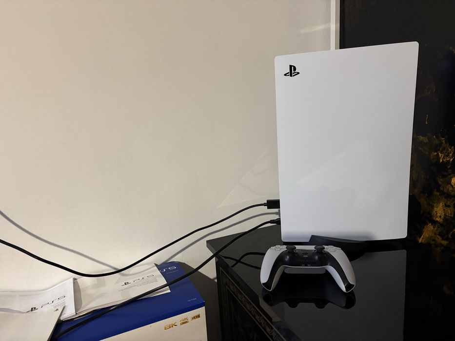 PlayStation 5 825  – cu unitate Blu-Ray + 1 controllers