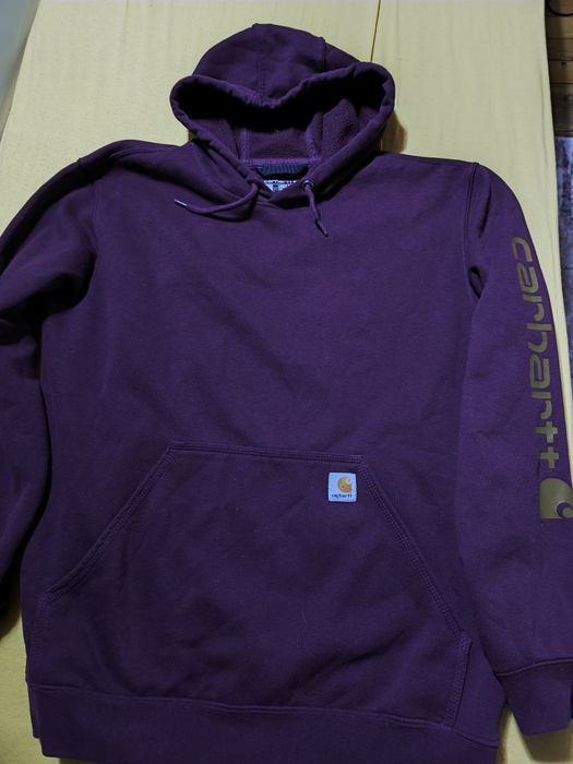Продавам суичър на фирмата Carhartt.Много приятна и запазена дреха.