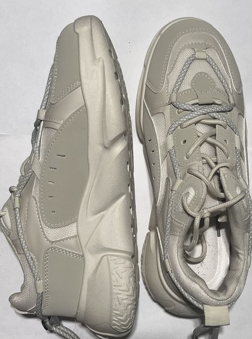 Продаются кроссовки женские