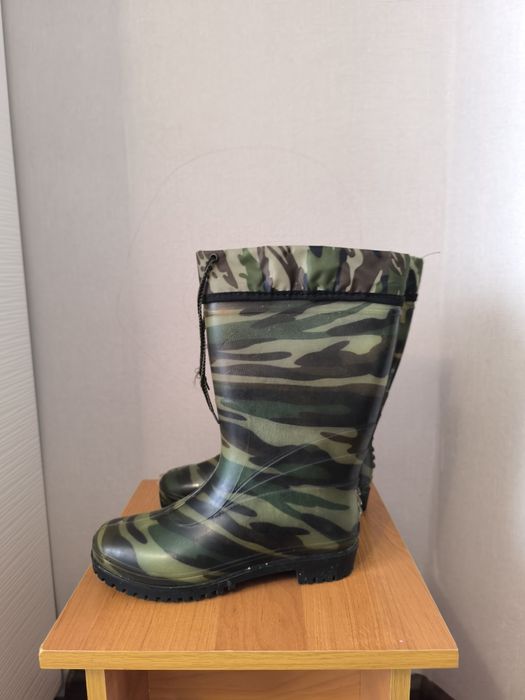 Продам резиновые сапоги со съёмным утеплителем размер 38