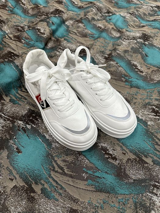 Ботинки белые, новые . Размер 38