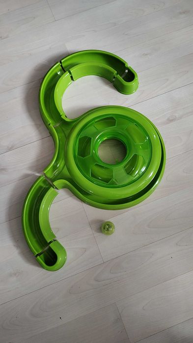 Jucarie interactiva pentru pisici tip circuit cu bila