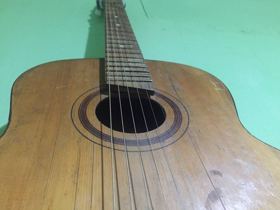 Gitara sotiladi xolati zor