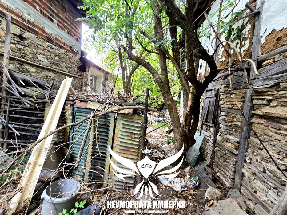 Продавам двуетажна стара къща 60РЗП с хубав двор 234кв. с.Лясково