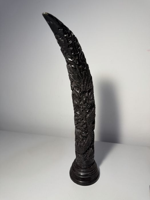 Corn sculptat artistic din rășină chinezească, maro închis și roșu