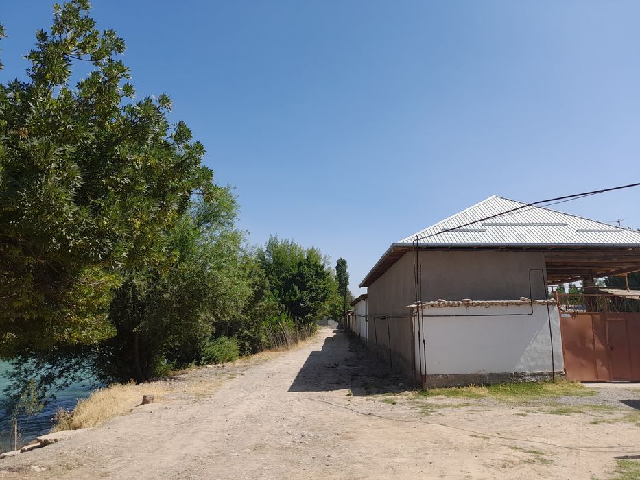 Срочна Уи солилади ховли катта богида хамма мевалари бор