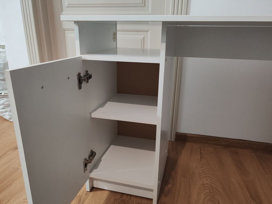 Vand Birou cu dulap pentru  computer alb  in stare buna