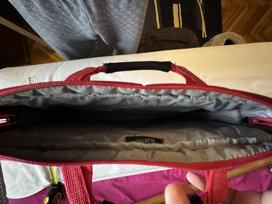 Vând  geanta laptop  17 roșie .