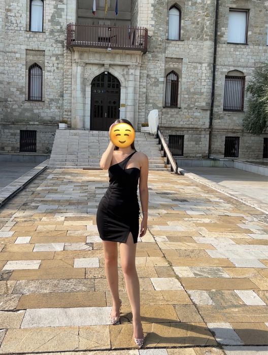 Черна рокля с цепка