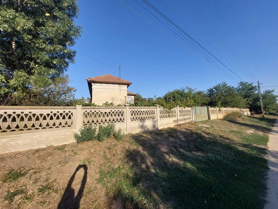 vand casa si 2 hectare teren in curte