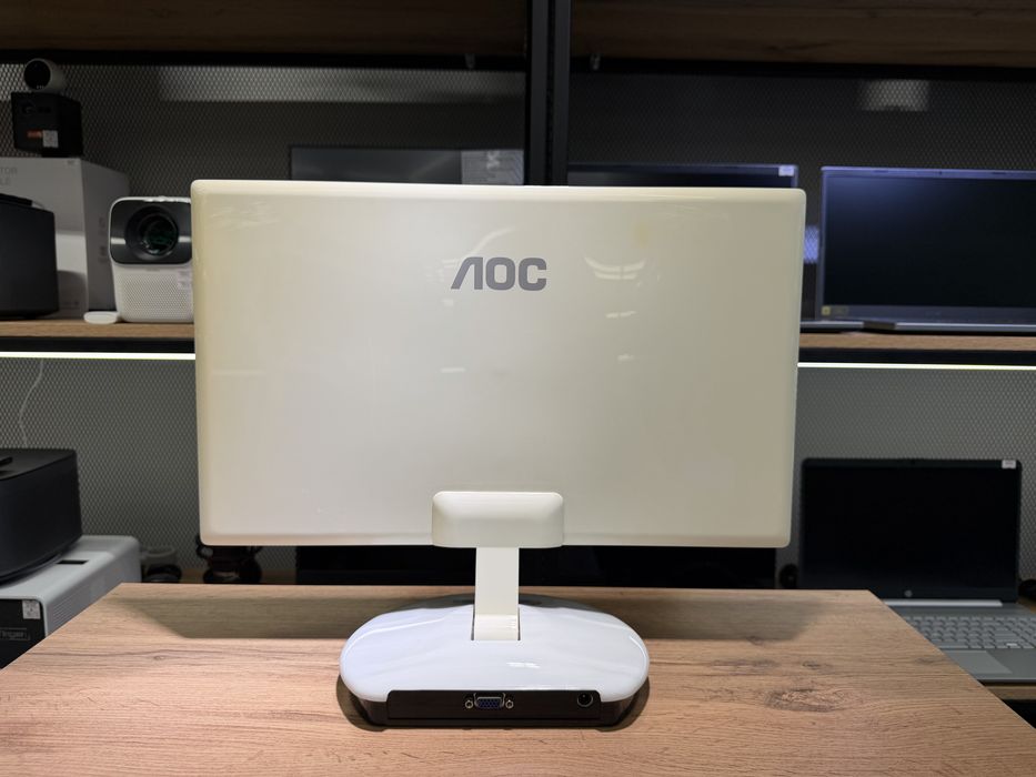 Монитор AOC e943Fws, 18.5” LCD в рабочем состоянии, 2203/А10