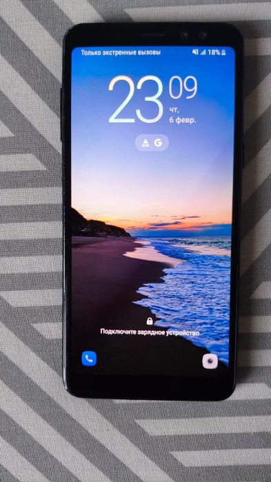 Смартфон Самсунг А8 в рабочем состоянии