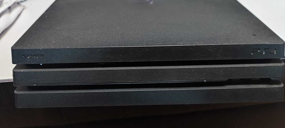 Vând PS4 Pro cu 2 manete.