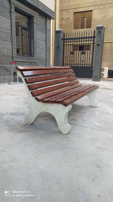 Скамейка сделанная из бетона c красивыми узорами.