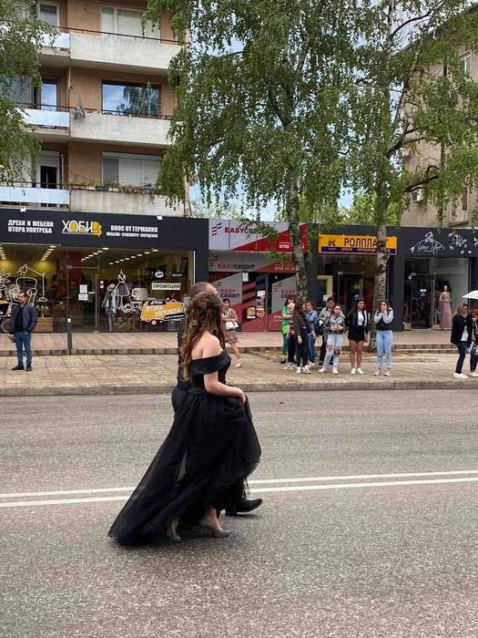 Черна бална рокля,