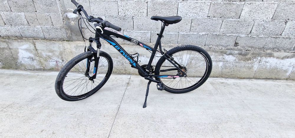 Продавам колело B'Twin черно