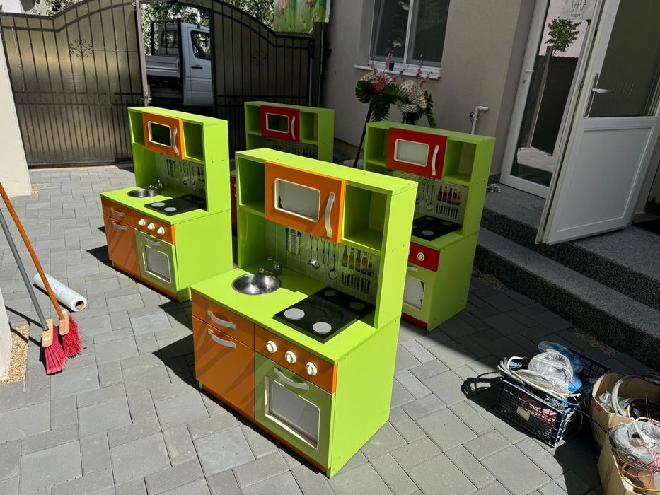 Vând mobilier pentru copii (bucătărie/măsuță pentru make-up/masă)