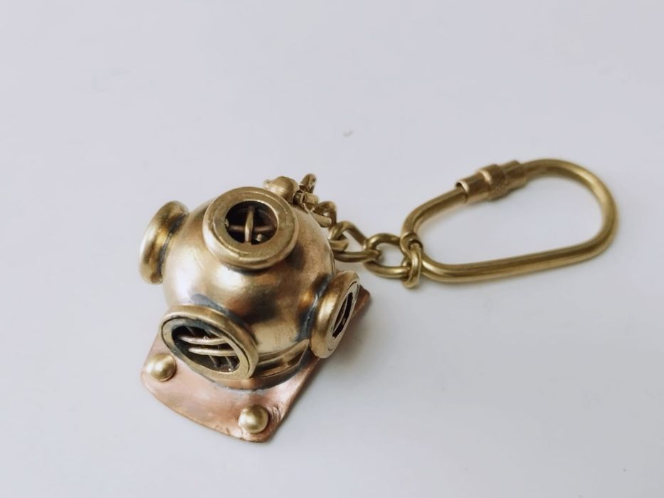 Breloc vechi cu casca de scufundari din bronz
