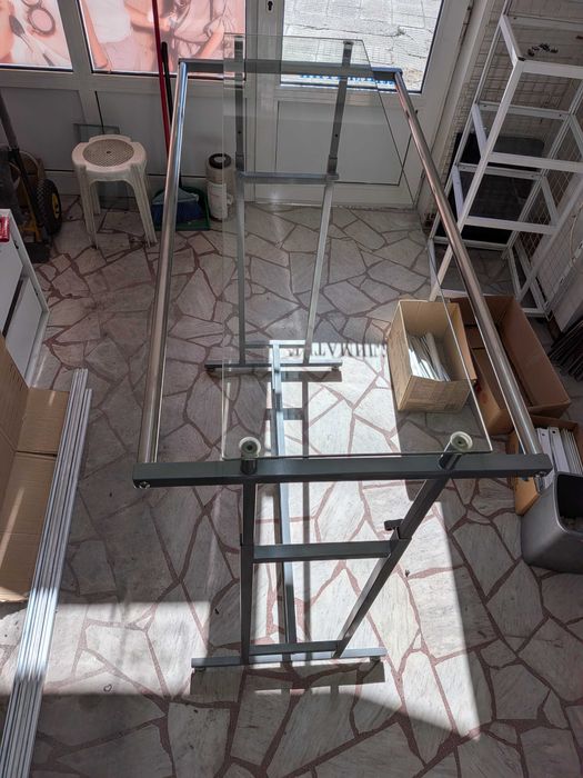 Метален щендер със стъклен плот