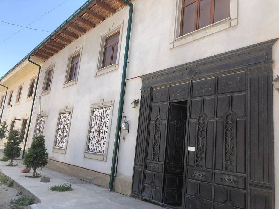 Xovli sotiladi  Motrid 4 sotok 2 etajli