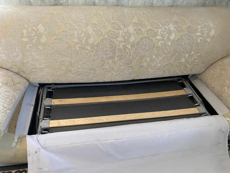 Диван даром …………..