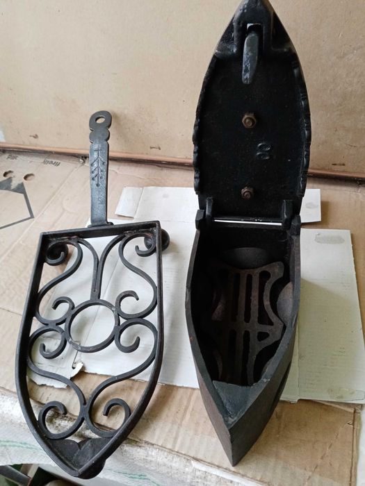 Călcător vechi cu suport