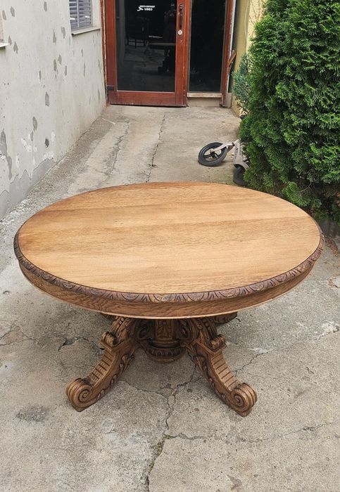 Masă rotundă antică din lemn masiv de stejar, sculptată manual
