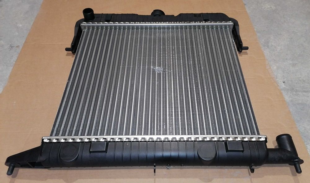 Чисто НОВ радиатор BEHR оригинал ЕЕ 90 231 318 Opel Omega A C20NE