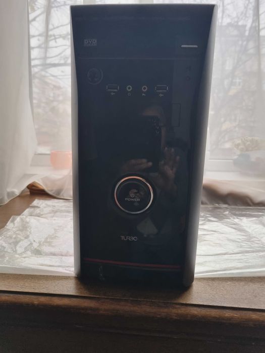 Продавам настолен компютър с процесор AMD Sempron 2650 (AM1/1.45GHz