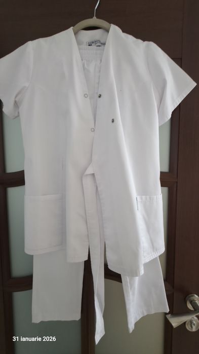 Vand bluze si pantaloni medicali