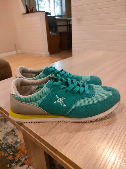 Кроссовки женские