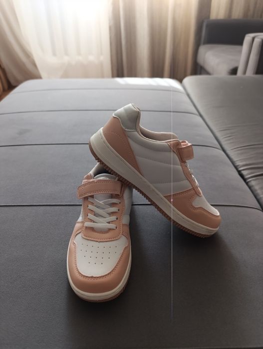 Продам новые кроссовки для девочки.