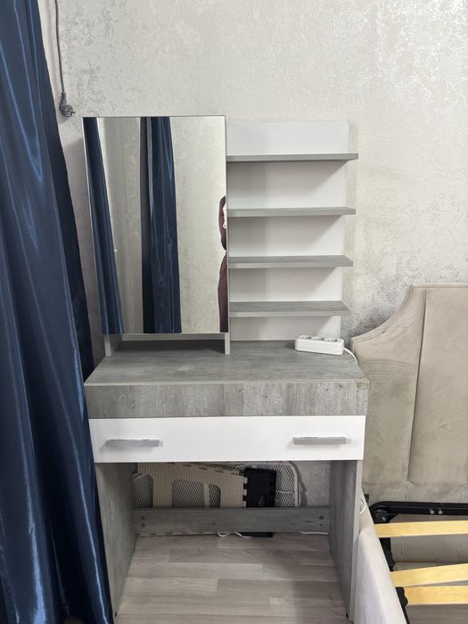 Продам туалетный столик