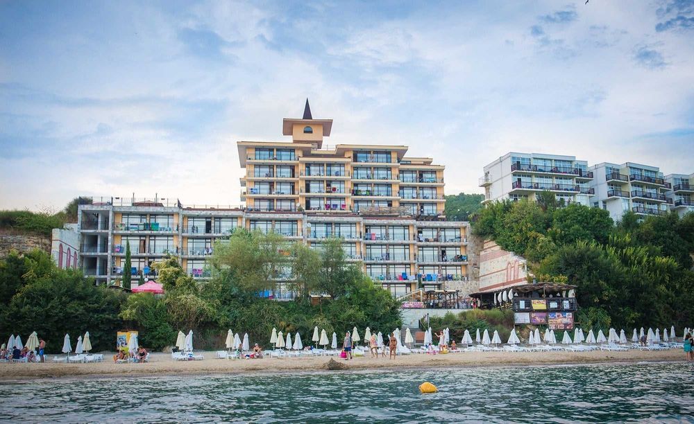 Просторен двустаен апартамент с морска панорама, Първа линия