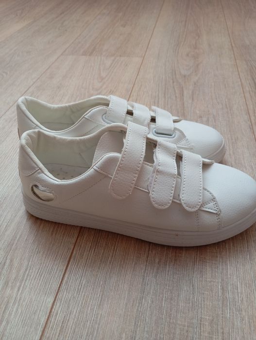 Кроссовки белые .