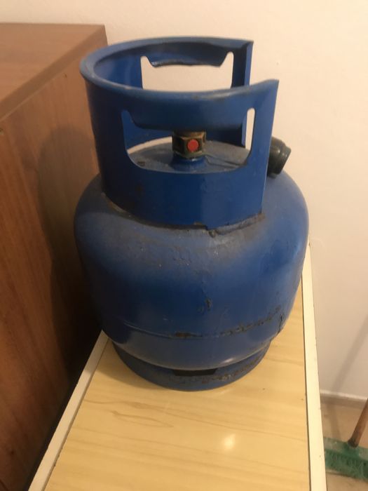 Газова  бутилка. / Има маркуч  и  клапан  .