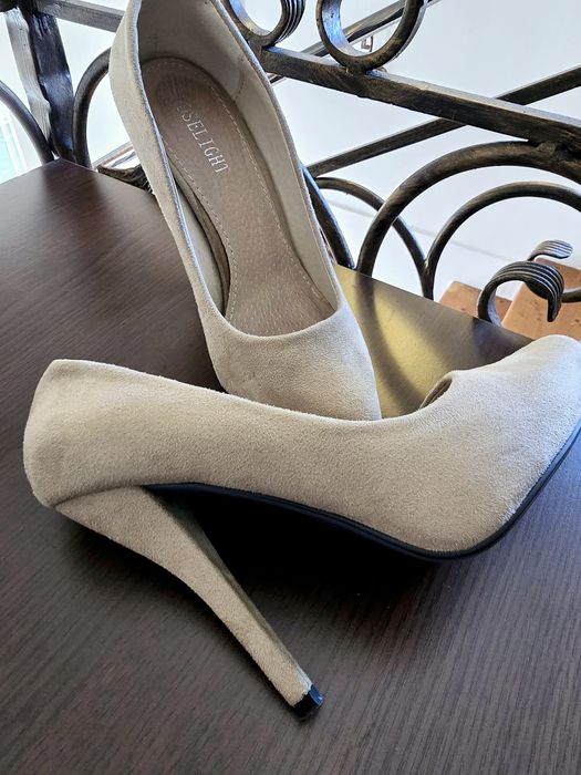 Pantofi bej cu toc