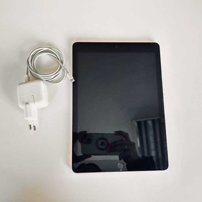 iPad 7Gen, със зарядно и кейс