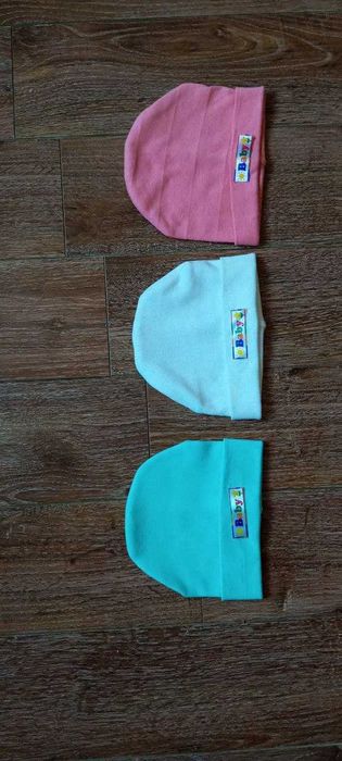 Yangi tug'ilgan qizaloqlaga shapkalar