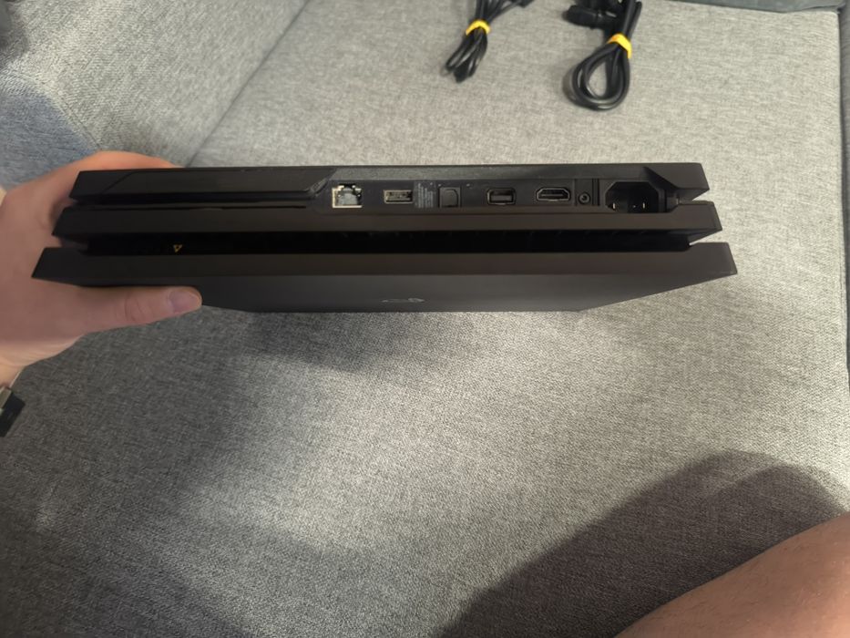 PlayStation 4 Pro 1TB + Charging Station + 2 контролера + 3м кабел