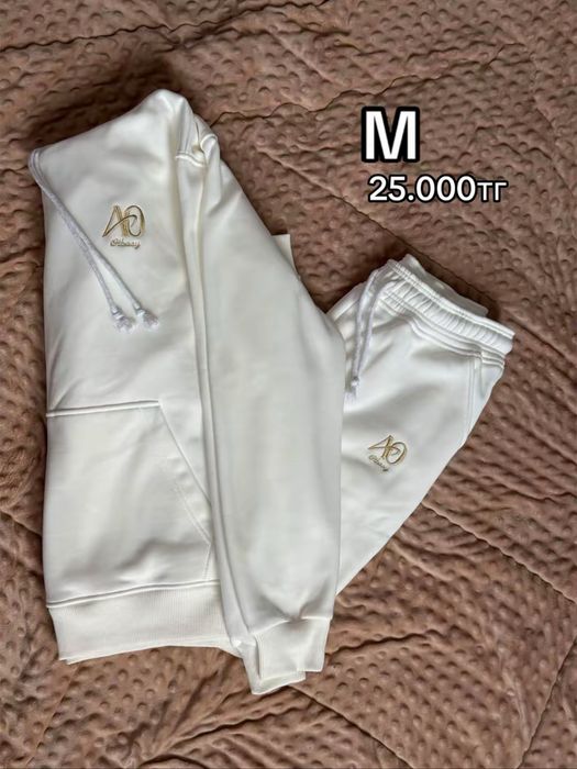 Женские костюмы,