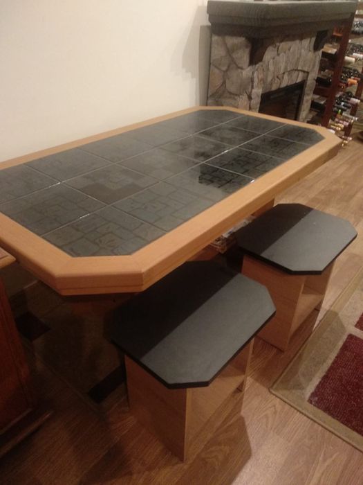 Masa sufragerie,folosita la coltar cu doua scaunele