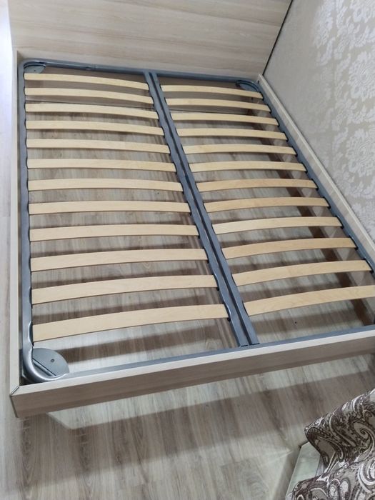 Продам кровать с ортопедическим матрасом.