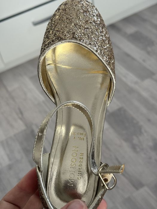 Продам нарядную обувь на девочку