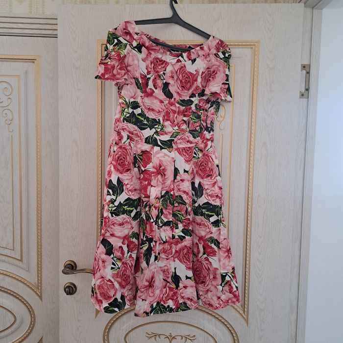 Прдома несколько платьев