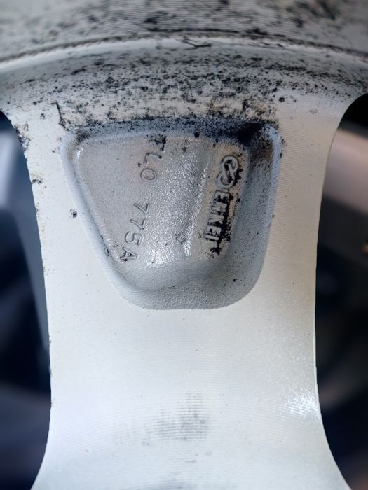 Продавам оригинални ляти джанти за Хонда Акорд 17 цола с зимни гуми.